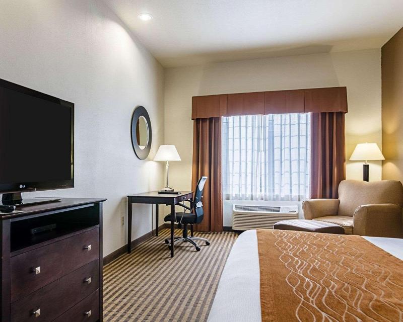 Comfort Inn & Suites Lawrence - University Area image