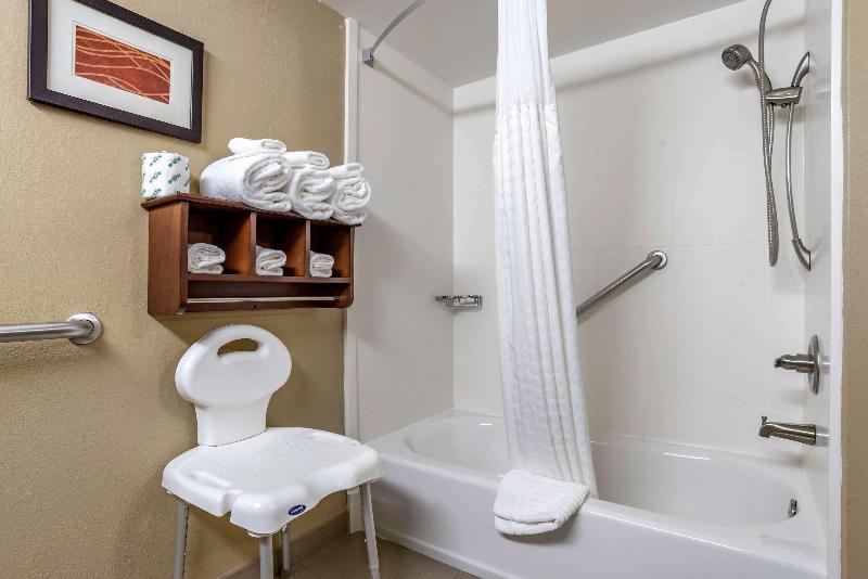 Comfort Inn & Suites Leeds I-20 image