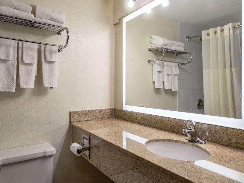 Quality Suites Milwaukee Airport image
