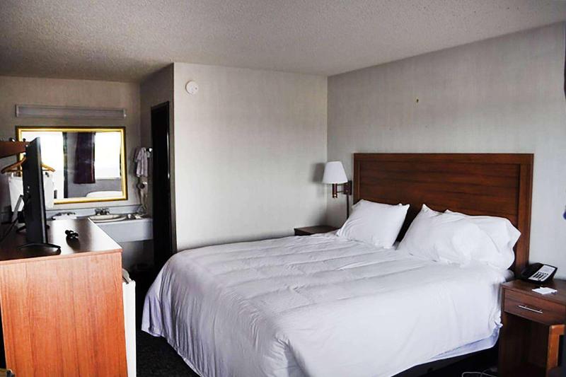 Super 8 by Wyndham Petoskey image