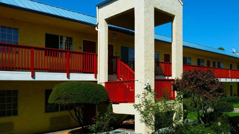 Quality Inn AND Suites Redwood Coast