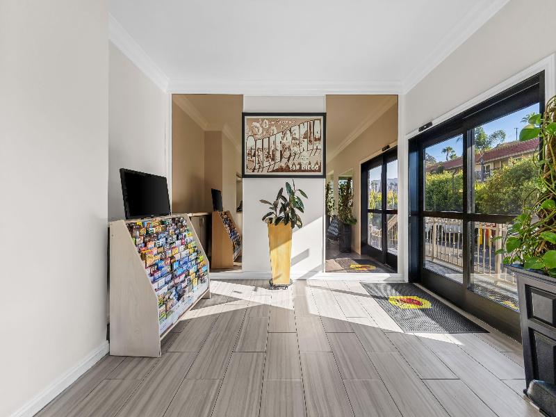 Super 8 by Wyndham San Diego Hotel Circle image