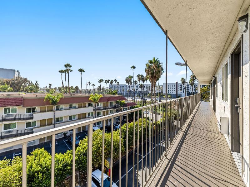 Super 8 by Wyndham San Diego Hotel Circle image