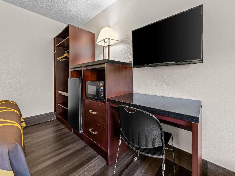 Super 8 by Wyndham San Diego Hotel Circle image