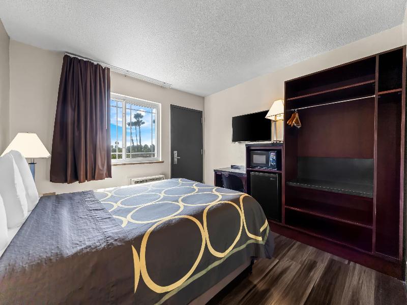 Super 8 by Wyndham San Diego Hotel Circle image