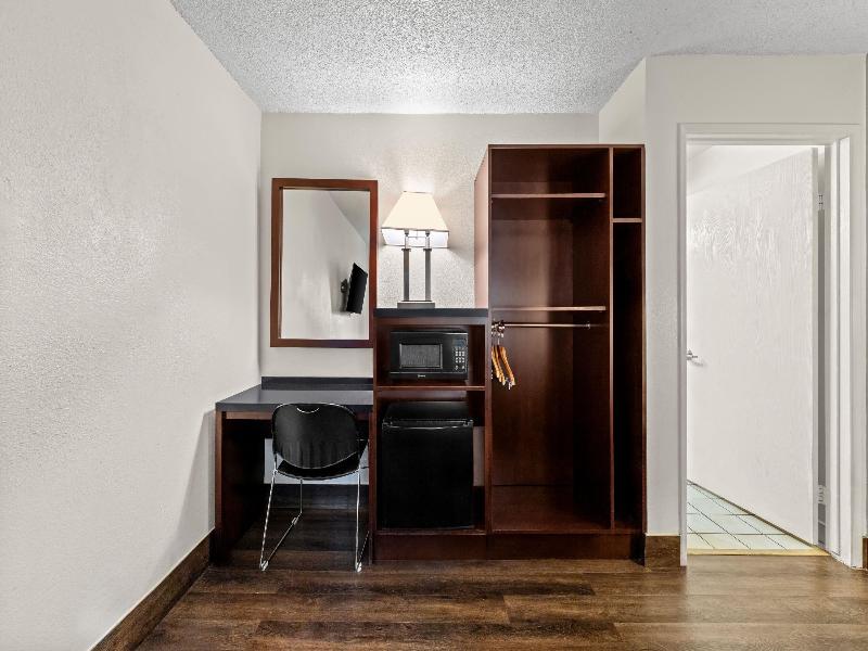 Super 8 by Wyndham San Diego Hotel Circle image