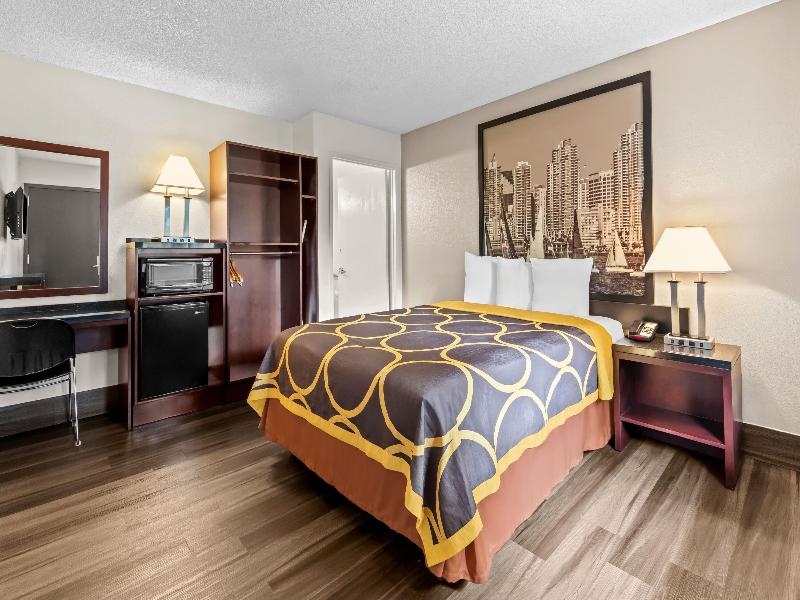 Super 8 by Wyndham San Diego Hotel Circle image