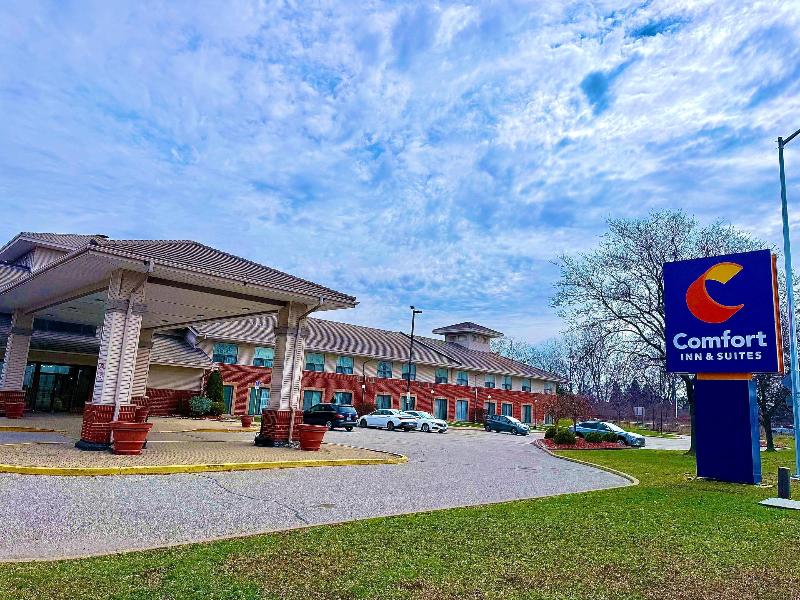Comfort Inn & Suites Ambassador Bridge — exterior view