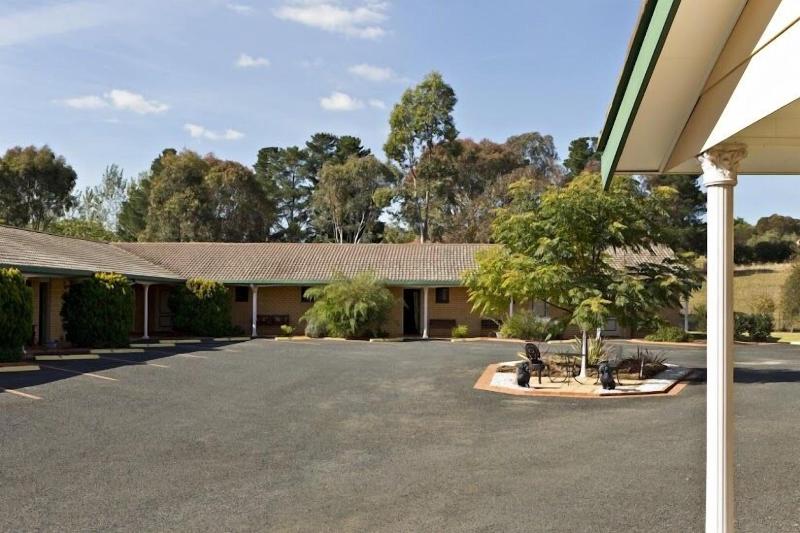 Hilltops Retreat Motor Inn