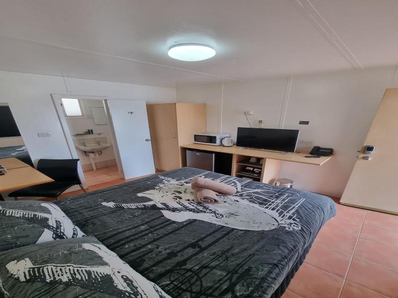 Halls Creek Motel image
