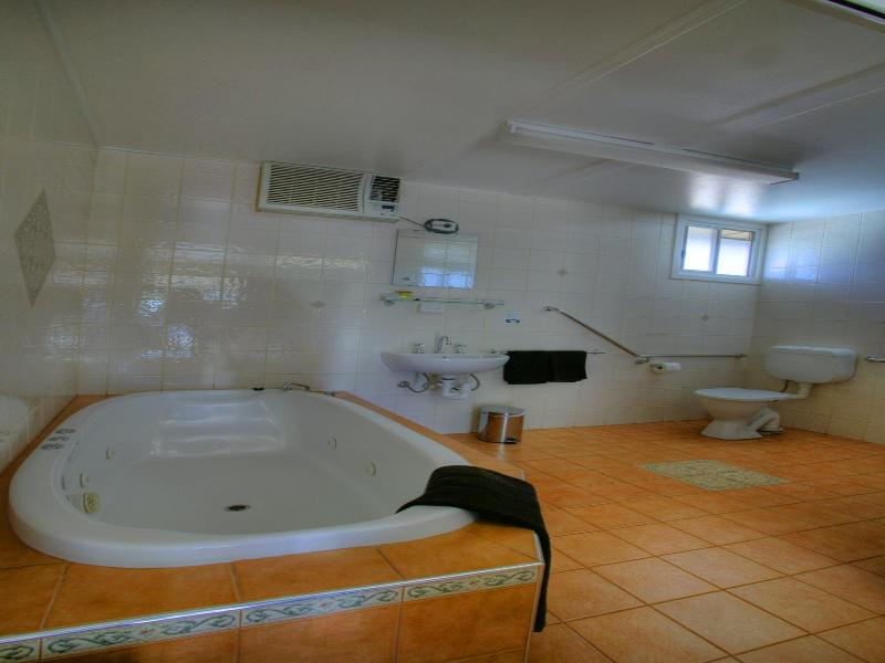 Halls Creek Motel image