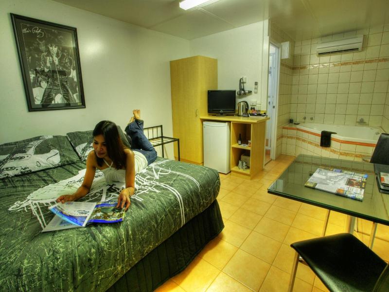 Halls Creek Motel image