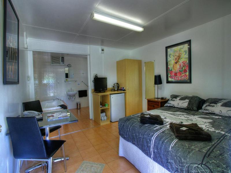 Halls Creek Motel image 2