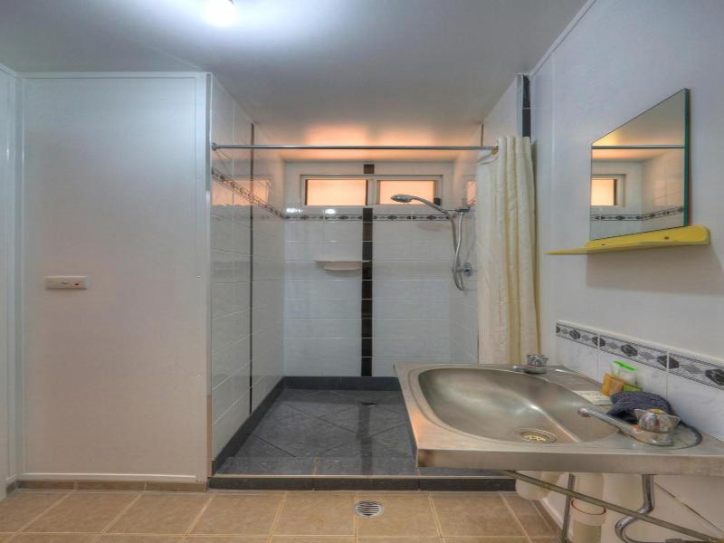 Halls Creek Motel image