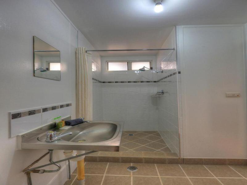 Halls Creek Motel image