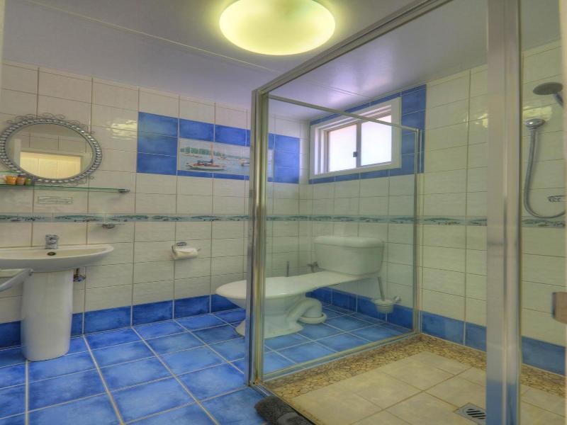 Halls Creek Motel image