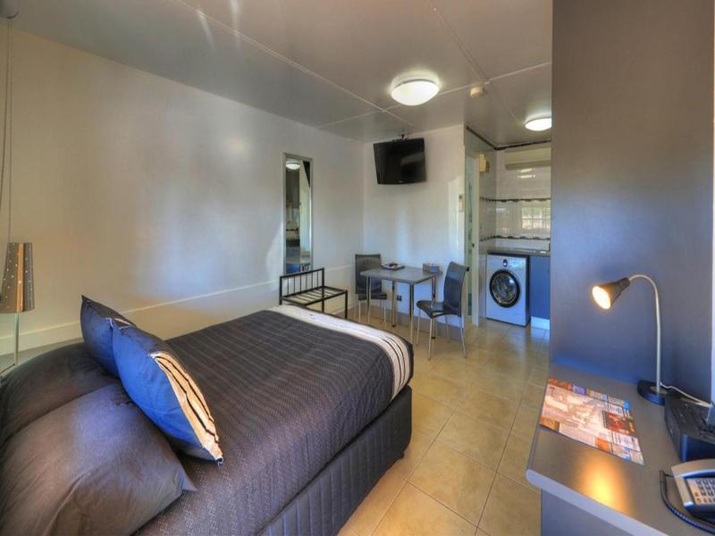 Halls Creek Motel image