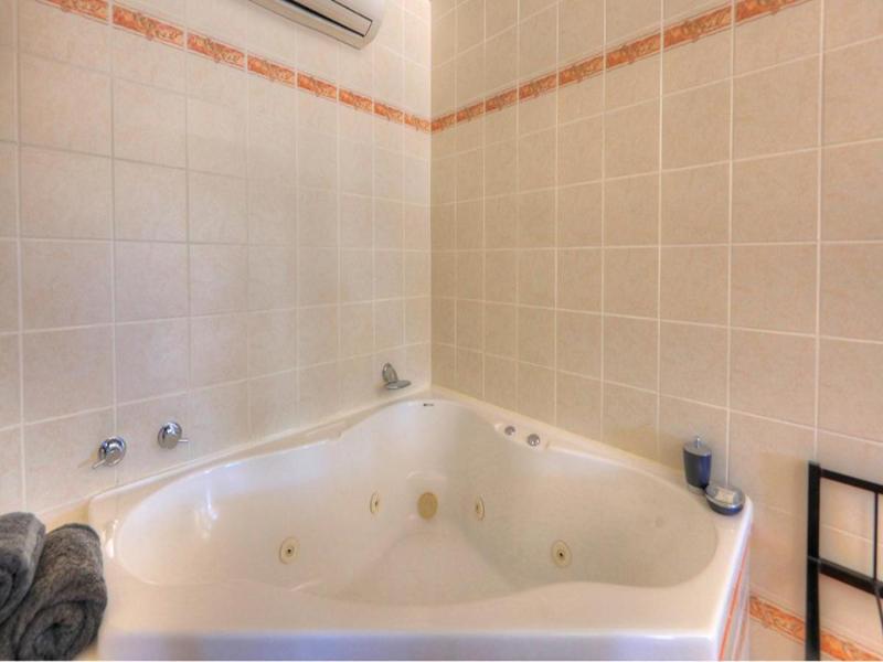 Halls Creek Motel image