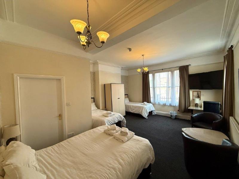 Deincourt Hotel image