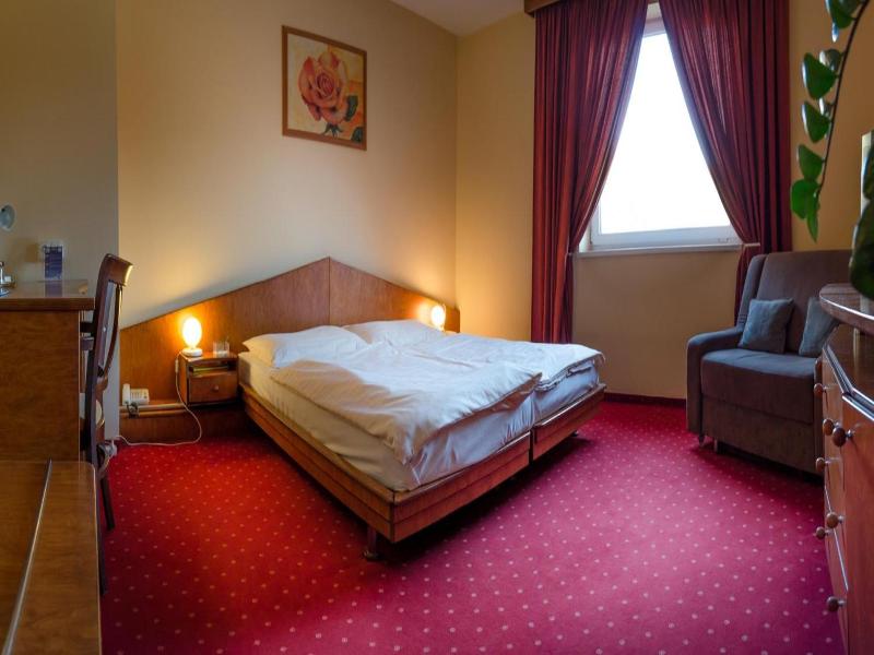 BEST WESTERN Hotel West image