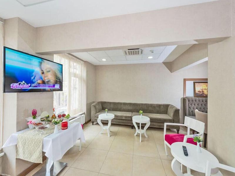 La Garden Hotel image