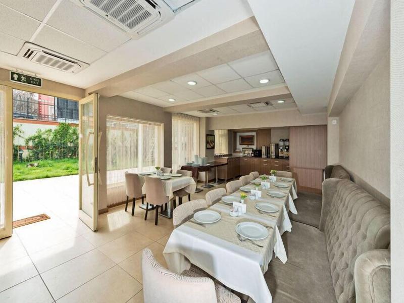 La Garden Hotel image
