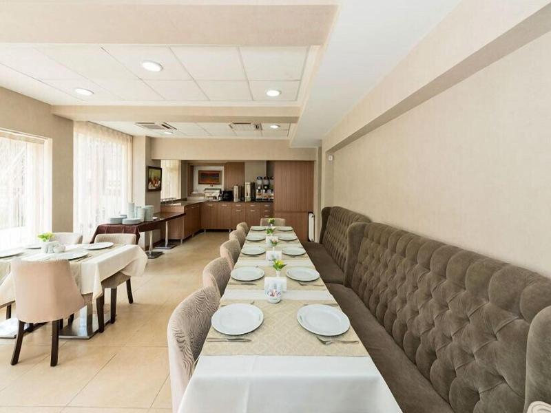 La Garden Hotel image