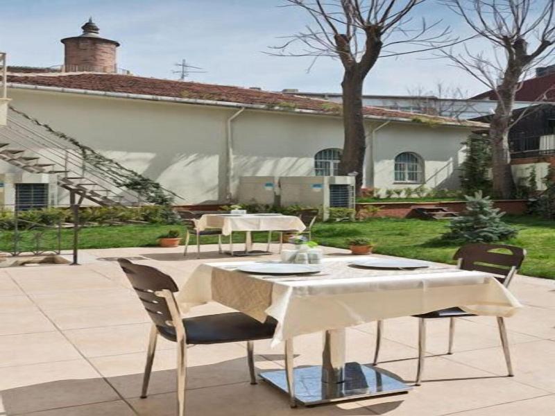 La Garden Hotel image
