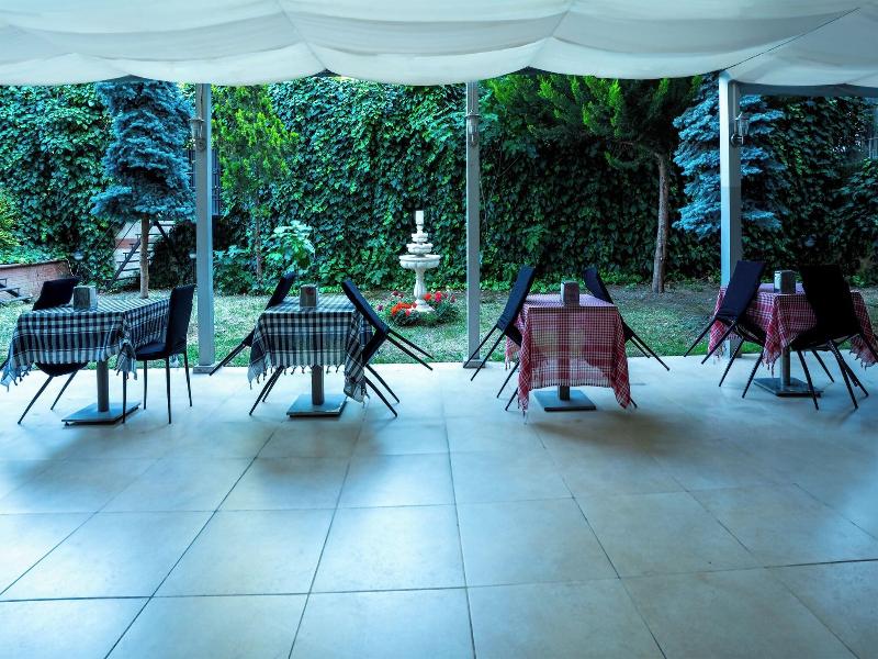 La Garden Hotel image