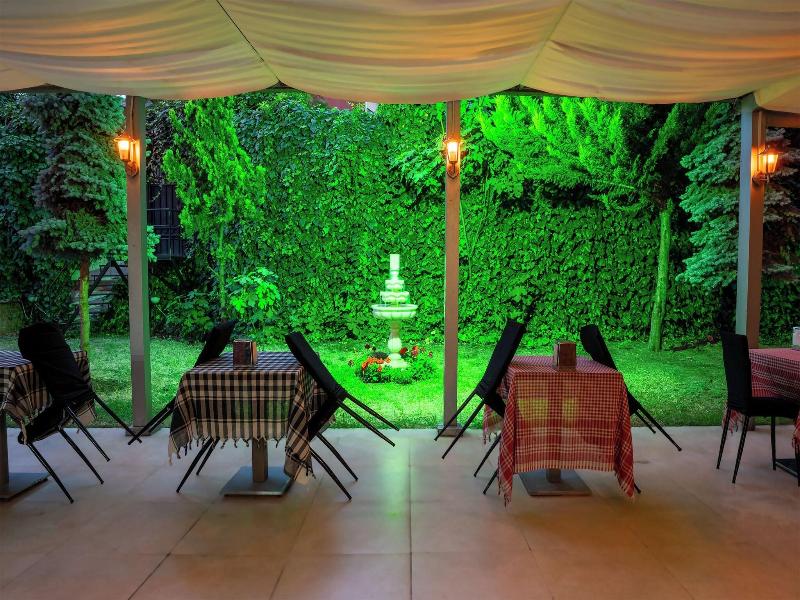 La Garden Hotel image