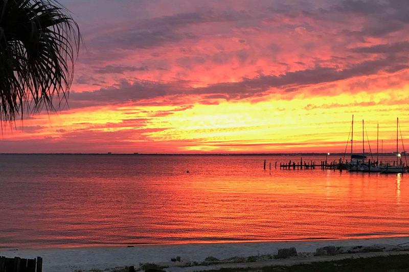 Quality Inn & Suites Gulf Breeze Bayside Pensacola image