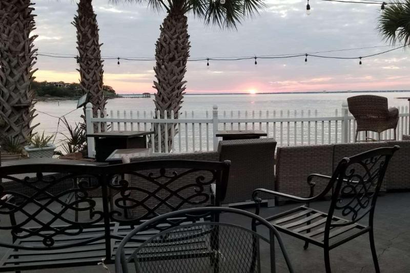 Quality Inn & Suites Gulf Breeze Bayside Pensacola image