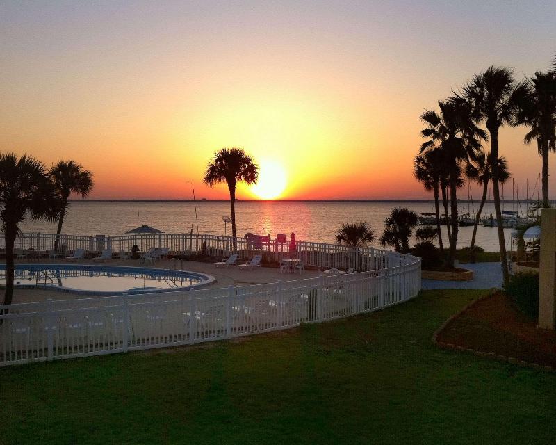 Quality Inn & Suites Gulf Breeze Bayside Pensacola image