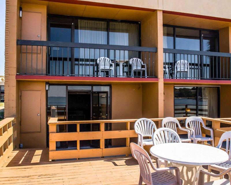 Quality Inn & Suites Gulf Breeze Bayside Pensacola image