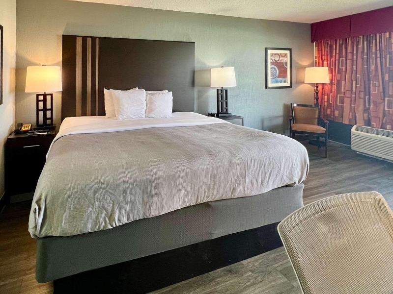 Quality Inn & Suites Gulf Breeze Bayside Pensacola image