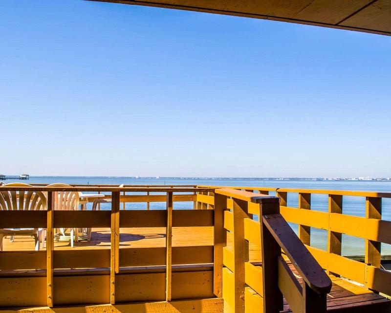 Quality Inn & Suites Gulf Breeze Bayside Pensacola image