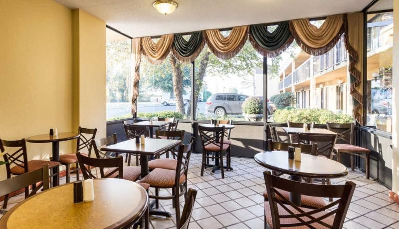 Quality Inn Blytheville I-55 image
