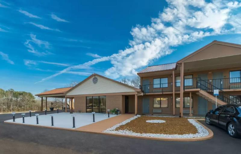 Quality Inn  & Suites Corinth West image