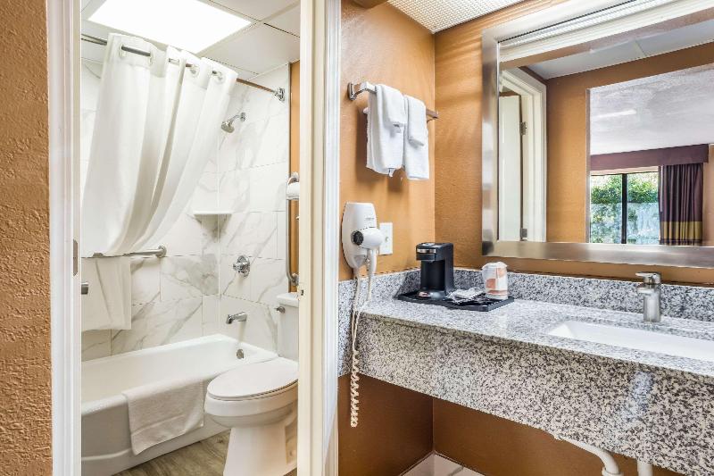 Quality Inn  & Suites Corinth West image
