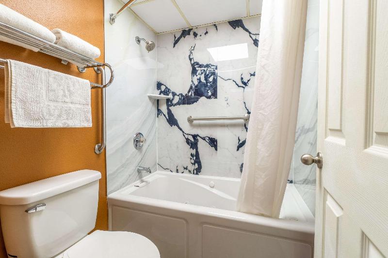 Quality Inn  & Suites Corinth West image