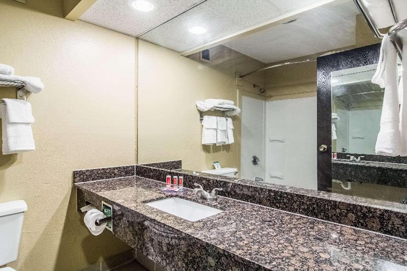 Econo Lodge Darien image
