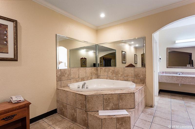 Econo Lodge Inn And Suites Horn Lake - Southhaven image