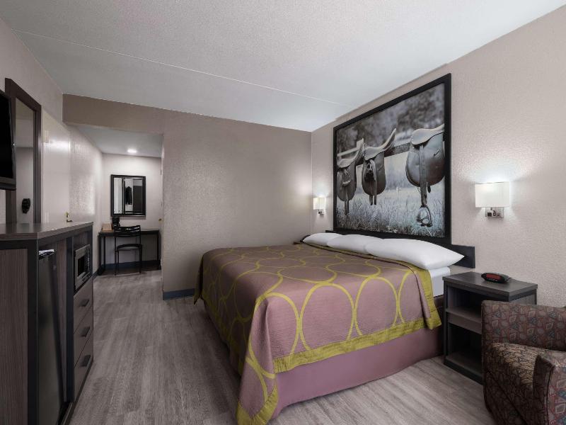 Super 8 by Wyndham Longview/North image