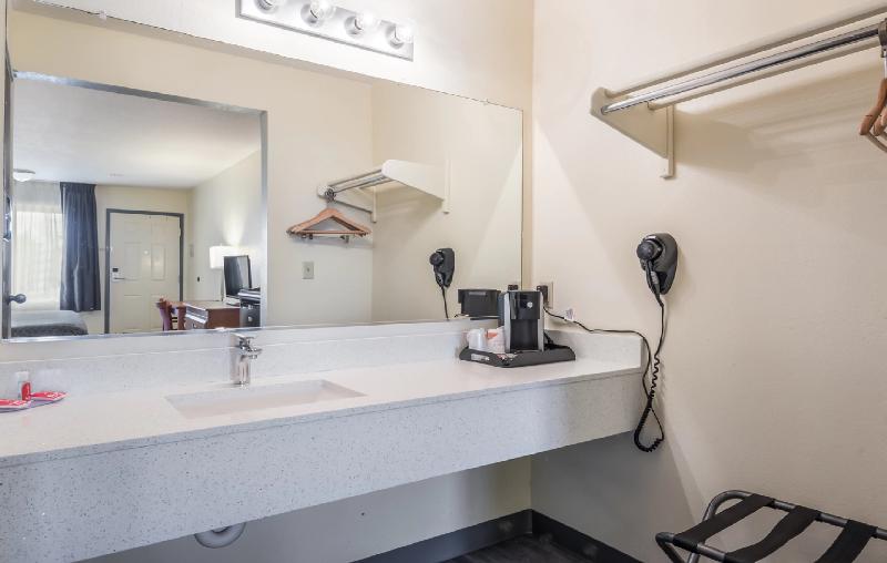 Econo Lodge Inn & Suites Lodi - Wine Country Area image