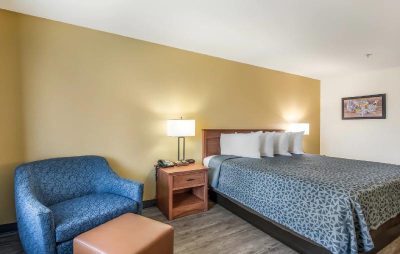 Econo Lodge Inn & Suites Lodi - Wine Country Area image