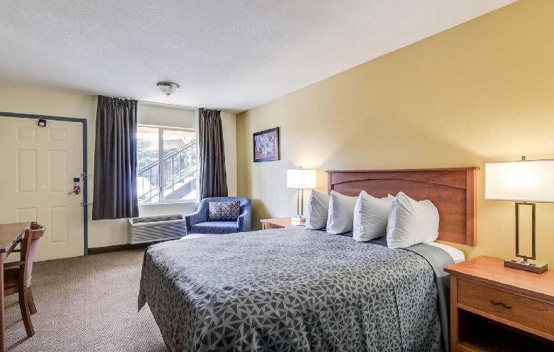 Econo Lodge Inn & Suites Lodi - Wine Country Area image