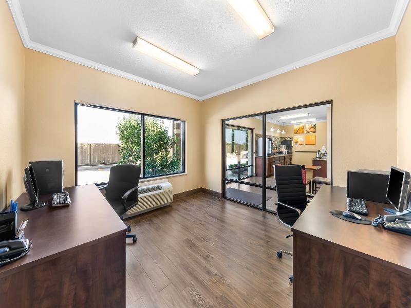 Comfort Inn Corsicana East image