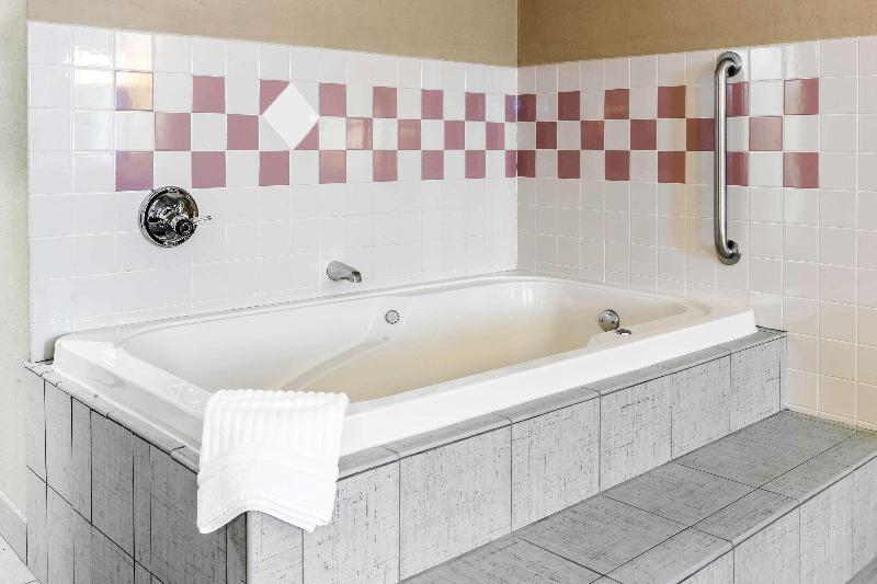 Quality Inn Defiance image