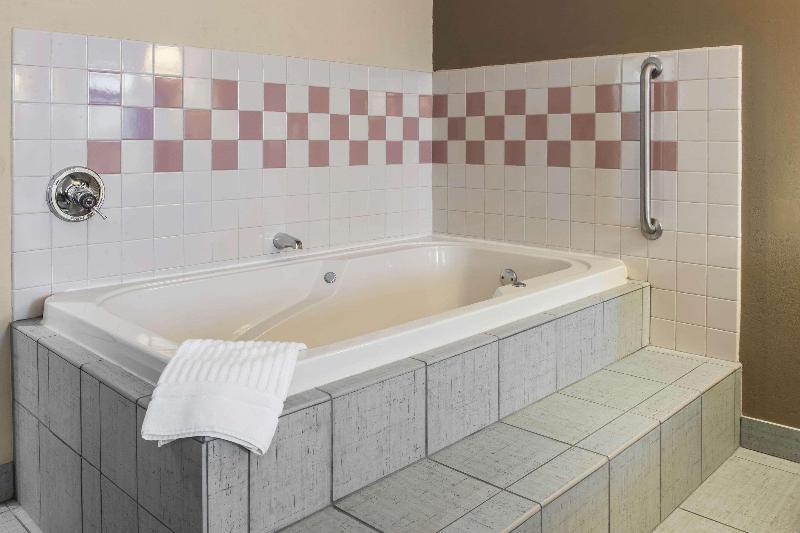 Quality Inn Defiance image