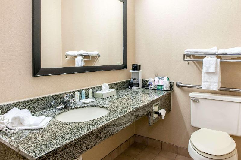 Quality Inn Defiance image